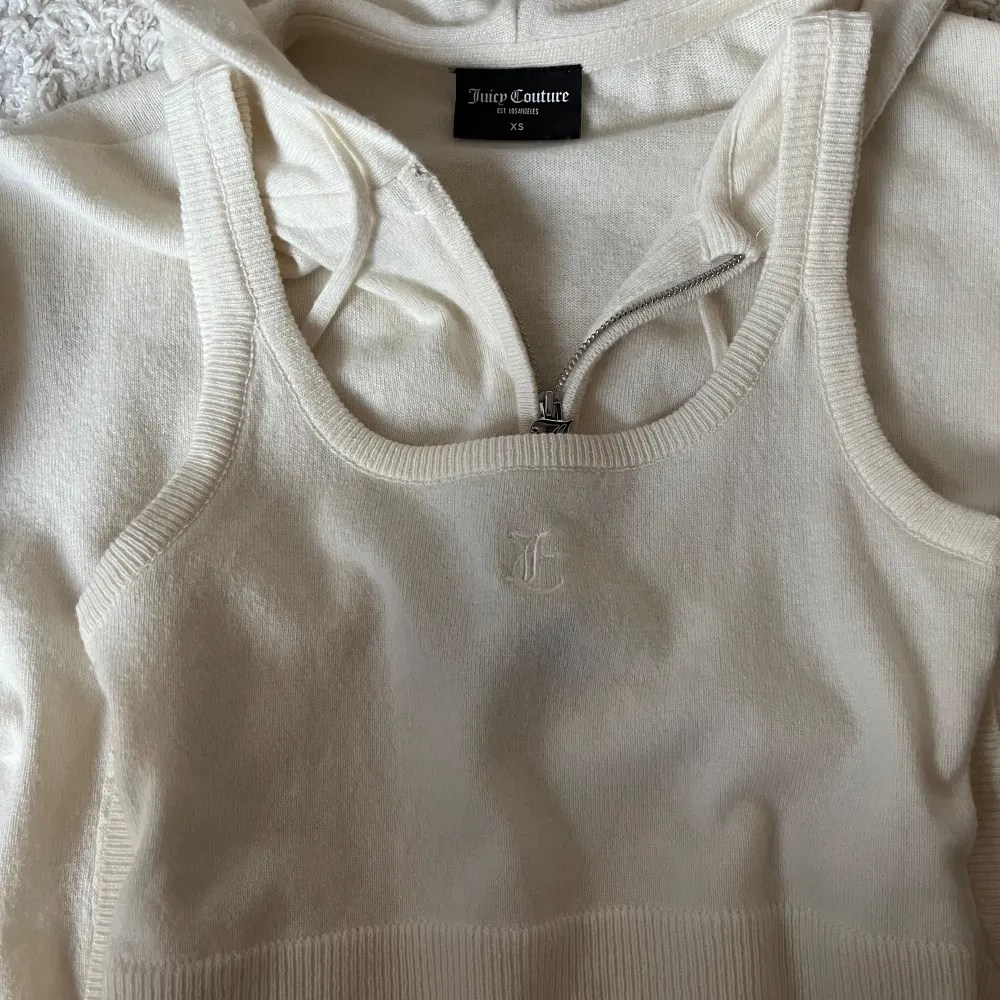 En Juicy Couture tröja med zip och en matchande topp till i vit/ beige färg. Säljer som ett sett. Använd få gånger. . Tröjor & Koftor.