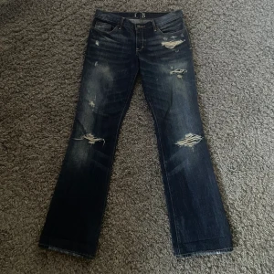 Lågmidjade jeans - Säljer nu dessa skitsnygga lågmidjade, bootcut jeans med hål då de tyvärr inte passade mig. Det står ingen storlek i jeansen men hon jag köpte de av sa att det var M men kolla måtten!💕💕 Midjemåttet: 2x39 cm Innerbenslängden: 81 cm