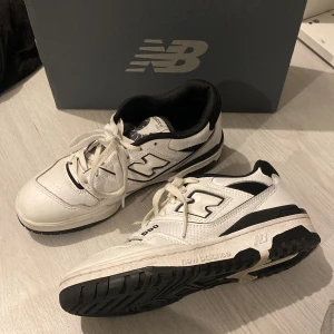 New balance 550  - Snygga skor, kommer tyvärr alldrig till användning, dom har fått en liten fläck men den syns knappt😊 Pris kan diskuteras