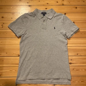 Polo Ralph Lauren piké  - En mycket fin och trendig Ralph lauren pike. Inga defekter, storlek M men passar även till S.