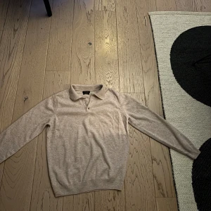 Långärmad piké  - Varsamt använd. Casmire ull. Köpt på Massimo dutti 