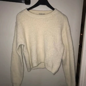 Vit skön tröja - Töjbar och jätte skön Mysig o ha till våren
