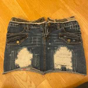 Jeanskjol - Jättecool jeanskjol!! Aldrig använd då ja inte tycker den riktigt passar mig🩷