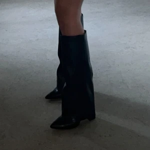 Klackar  - Fold over boots från boohoo, tyvärr lite för stora för mig men annars sköna att gå i💕använda fåtal gånger  