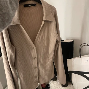 Topp - Super fin beige topp som tyvärr inte kommer till användning!!💖🥰