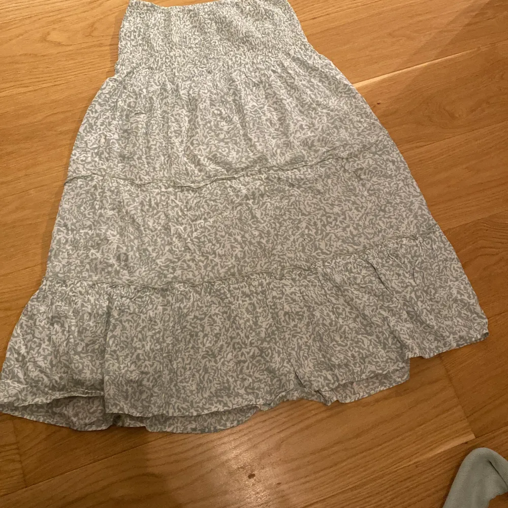 Så härlig sommar kjol som även kan bli använd som en klänning💚🙏🏼 Använd fåtal gånger men inga defekter, säljs då den är för kort på mig som är 163, den är 80 cm lång, passar S-L. Kjolar.