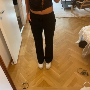 Svarta kostymbyxor  - Svarta kostymbyxor från Zara Strl 34 Jag är 170cm