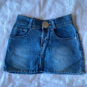 Mini jeans kjol - Super snygg mini kjol, aldrig använd! Då den ej passar mig  Waist ca 32-33cm Längd ca 31-32cm  Men den är stretchig 
