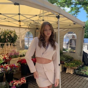 LXA set - Beiget set från LXA - en croppad blazer med matchande minikjol 🩷Båda i strl S, oanvända med prislapp kvar 💞 Första bilden är lånad. Slutsåld. Priset gäller båda delar men kan säljas separat 🩷