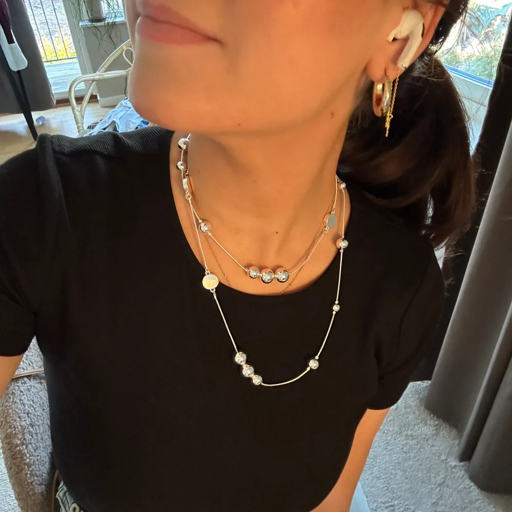 Sååå himla snyggt långt halsband i silver från IOaku!! Köpt för 599 kr knappt använt💕💕💕heter : berry iconic necklace på deras hemsida!!!!. Övrigt.