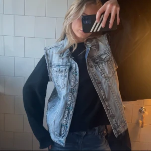 Jeans väst - As cool vintage jeansväst! Endast använd 1 gång❤️