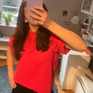 Rosa tröja med puffärm - Rosa tröja med puffärmar från Junkyard. Knappt använd😁😁