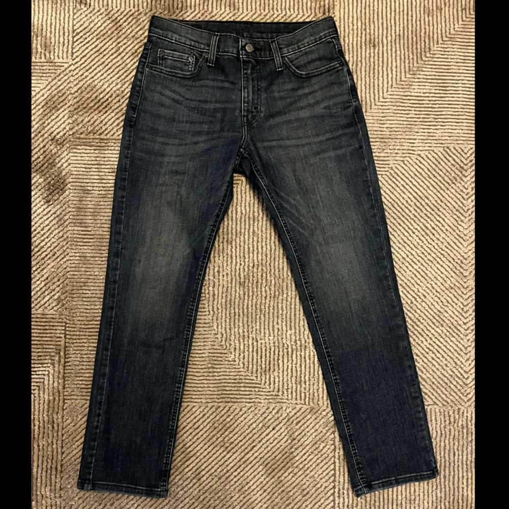 Säljer mina nya snygga Levis jeans eftersom dem är för stora. Skicket är 10/10 då jag aldrig använt dem. Modellen är 541 med storleken 30/32. Köpte dem för 1300kr men säljer nu för ett super pris, tveka inte på att höra av dig vid någon fundering 😁👍. Jeans & Byxor.