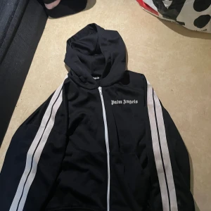 Palm angels zip hoodie - En nästintill ny hoodie köpte fel storlek så kanske använd 1-2 gånger, storleken är L men passar mer på Xl