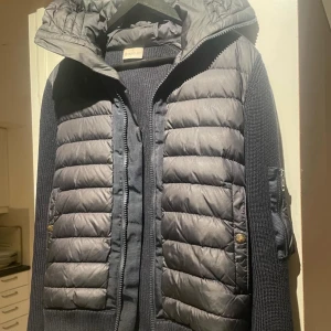 Moncler cardigan - Riktigt fin moncler cardigan, toppen skick på jackan och den är i size M | Nypris runt 12000 jag säljer för endast 4899 | priset kan vara diskuterbart! Skriv vid frågor eller funderingar 