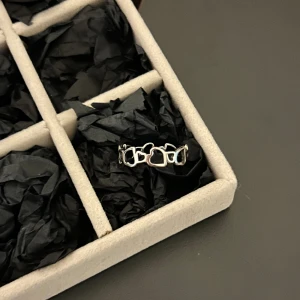 Ring i rostfritt stål  - Begagnad uppiffad ring i väldigt fint skick!