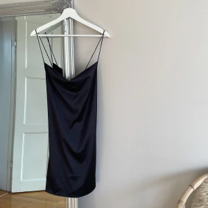 Satin klänning - Säljer min älskade svarta satin klänning, använd endast en gång, såå fin och finns inte längre att köpas🫶🏻