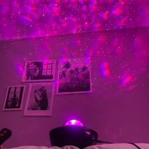 Galax lampa  - Tryck gärna på ”köp nu” 🥰 Galaxylampa som funkar som den ska. Det går att styra och blanda mellan Blått, Rött, Vitt och Grönt och även med och utan stjärnor. Det går att koppla musik, sätta timers, göra himmelen stilla eller rörlig 💙🩷