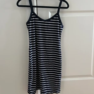 Klänning  - Super gullig sommarklänning, aldrig använd!