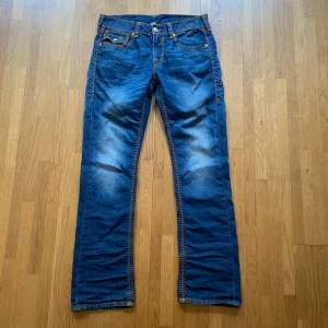 True religion jeans - Sjukaste trueysarna, Mega T, Sitter relaxed baggy, om ni har några frågor är de bara att fråga mått: midja: 46cm Ytterben:112cm Benöppning: 23cm