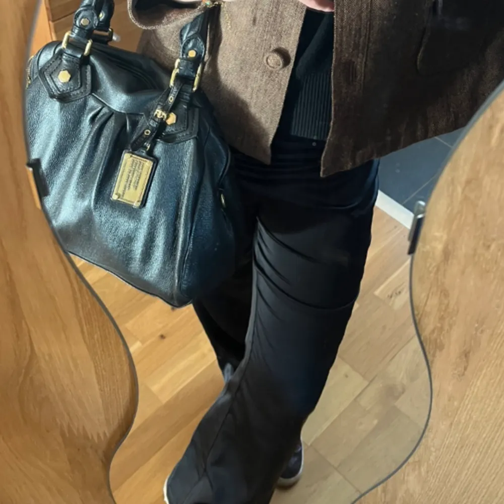 Intressekoll på min kära Marc Jacobs väska, köpt begagnad och är i mycket bra skick, men har liten fläck på insidan vilket inte märks av alls!!. Väskor.