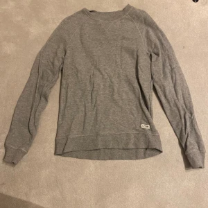 Basic grå tröja - Oanvänd basic grå tröja som passar allt! Storlek S men passar M lika bra❤️