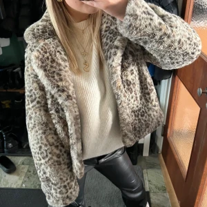 Pälsjacka leopard - såå snygg och mjuk 💕💕jättefint skick
