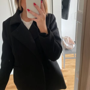 Kappa - Kort kappa från hm!  Strl 42 men är som en 40🥰 Nypris 499kr  