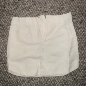 Kostymkjol - Ljusbeige kort kjol i kostym material. Storlek 36, lite liten i storleken, ingen stretch. Använd 2 ggr.