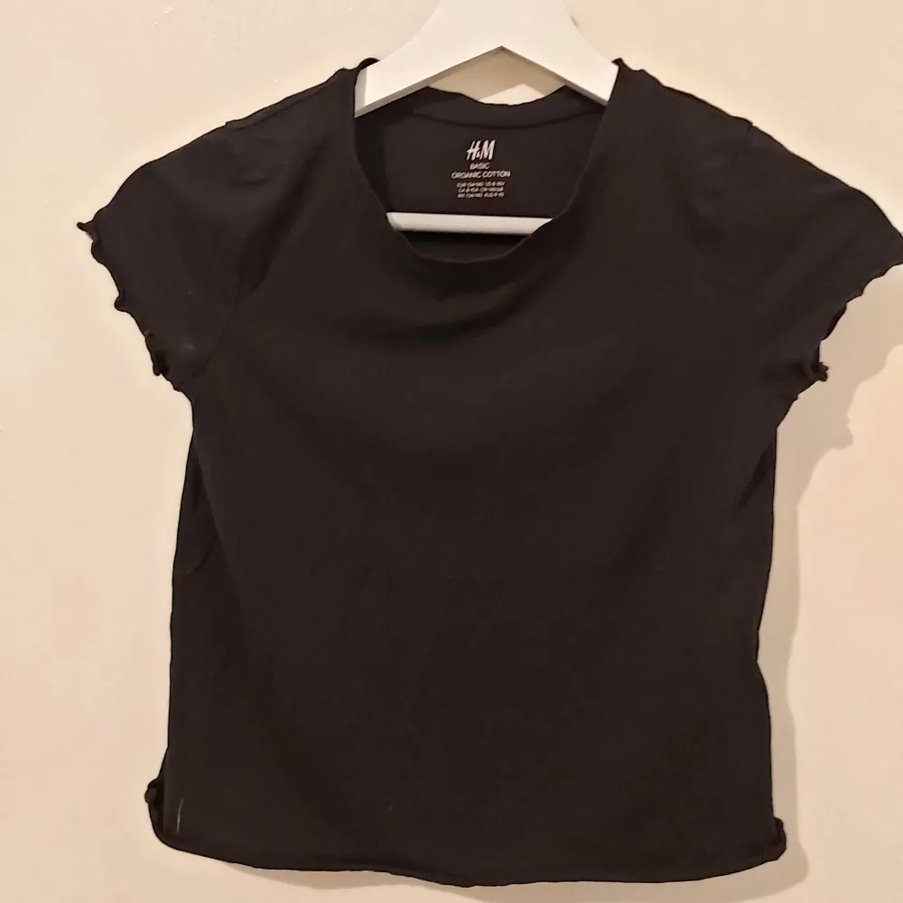 Säljer denna tröja en vanlig svart då den ej används mer❤ . Tröjor & Koftor.