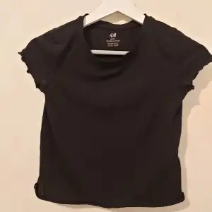 Säljer denna tröja en vanlig svart då den ej används mer❤ 