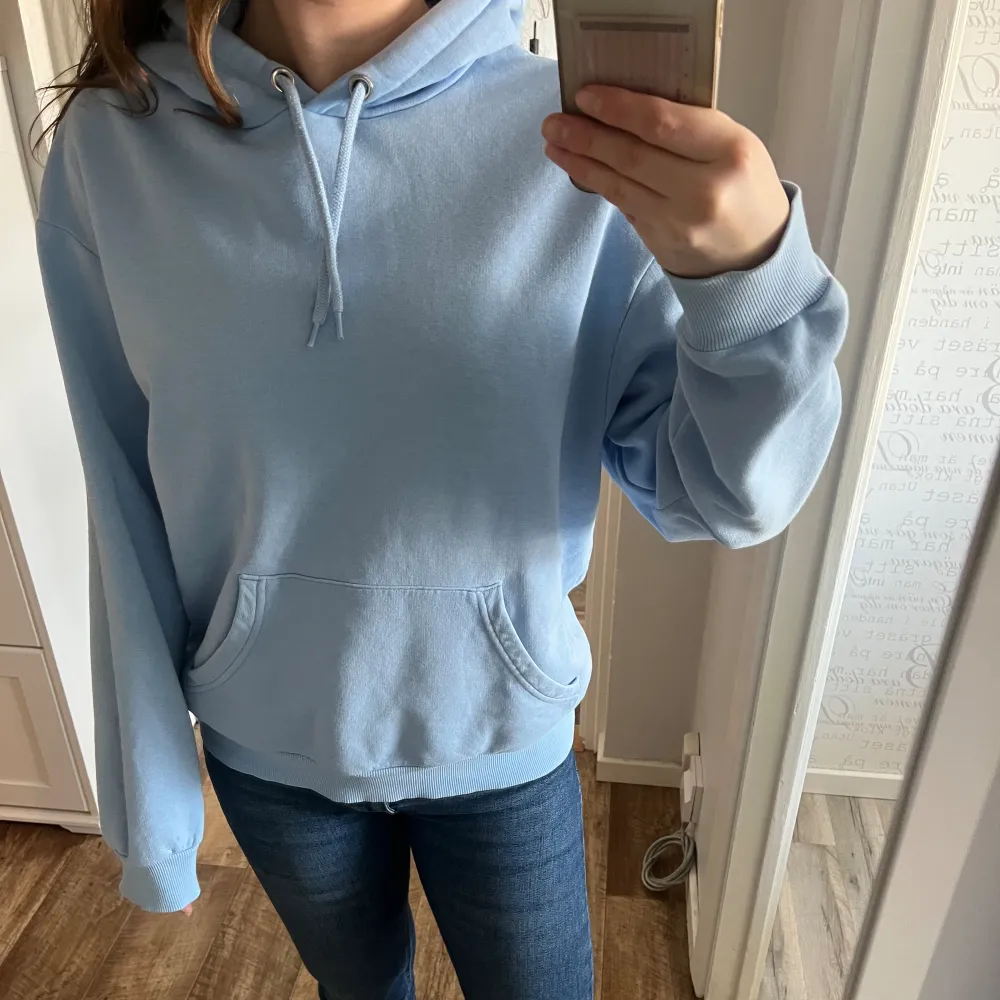 Blå huvtröja från monki, mycket fint skick!. Hoodies.