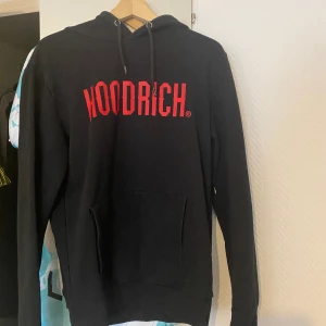 Hoodrich hoddie - Svart hoodrich hoddie Storlek M men är lite liten så passar till S med 7/10 cond