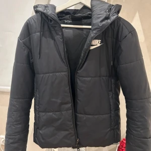 Nike jacka  - En jätte fin Nike jacka, den är i storlek xs! 🥰