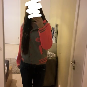 Grå/rosa tjock tröja - Okej skick. Två knappar saknas men inget som riktigt stör. Annars jätte fin tröja💗Strl M men passar Xs/s