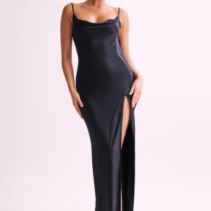 Balklänning  - Säljer denna fina balklänning då jag hittat en annan💕säljer för 800kr, nypris 1500kr då man även fick betala tull