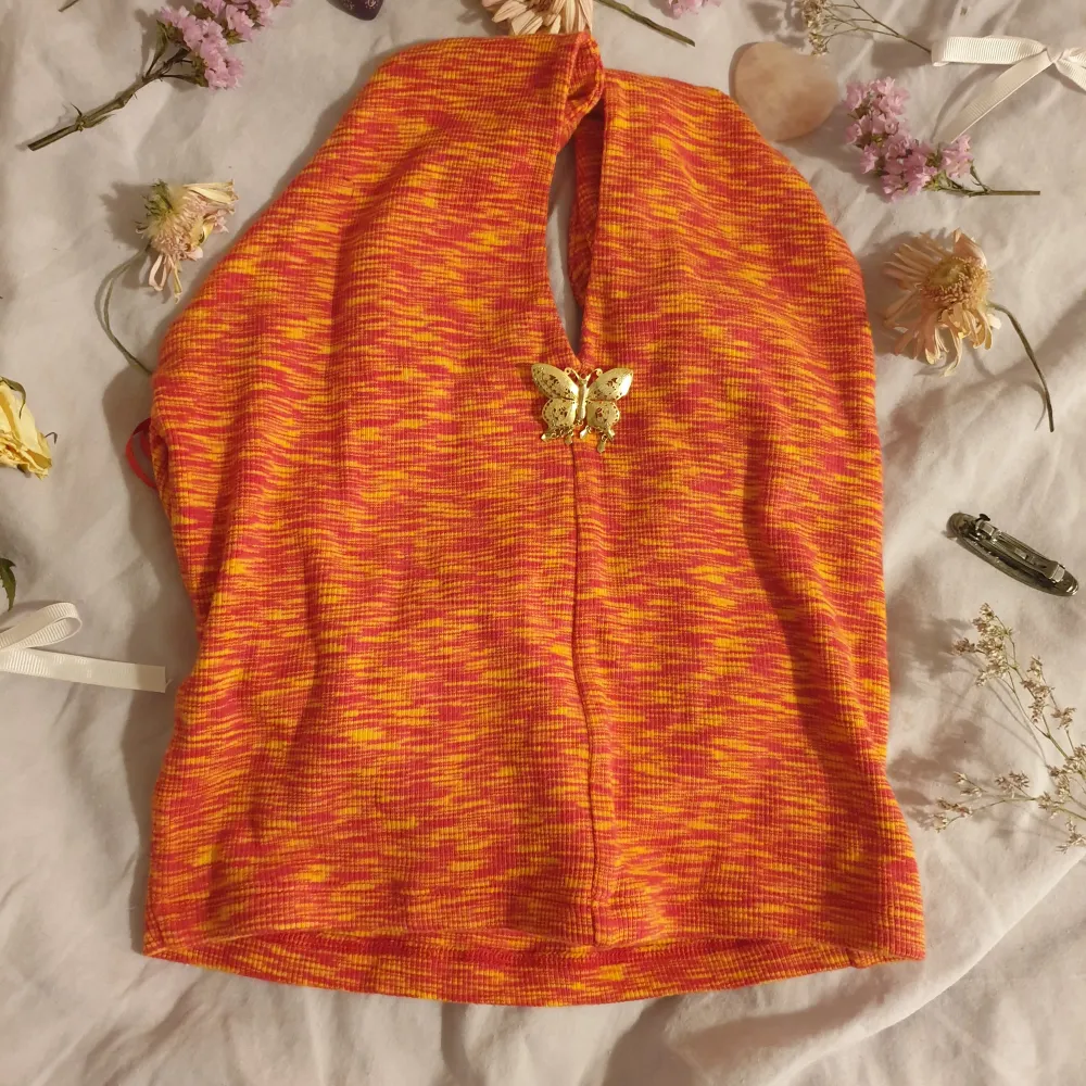 Ett orange linne från gina tricot i storlek s knappt använt bara ett fåtal gånger.. Toppar.