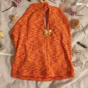 Ett orange linne från gina tricot i storlek s knappt använt bara ett fåtal gånger.