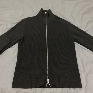 fullzip/Cardigan - Ny tröja från ljung skick 9,5/10 använder inte tröjan och den passar perfekt till dig som söker en snygg cardigan/fullzip som ändå håller värmen. Ny pris 1400😁😁😁