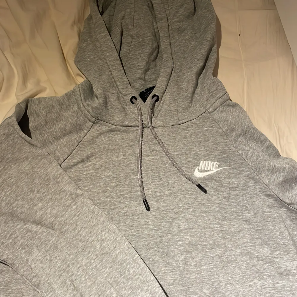 Säljer denna Nike hoodie i storlek xs . Tröjor & Koftor.