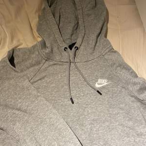 Säljer denna Nike hoodie i storlek xs 