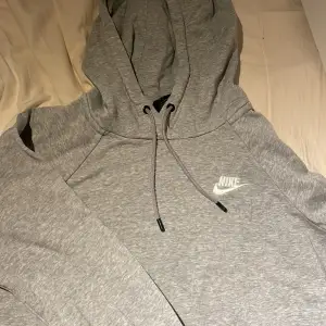 Säljer denna Nike hoodie i storlek xs 