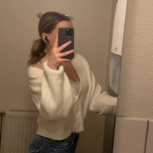 stickad kofta - jättefin och mysig kofta ifrån H&M💕 den är använd 1-3ggr och är nyskick💕 priset kan diskuteras så skriv till mig om du är intresserad 💕