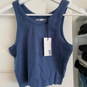 Croppad linne  - Aldrig använd med prislapp kvar  Storlek s  Från lager 157 Köparen står för frakt  