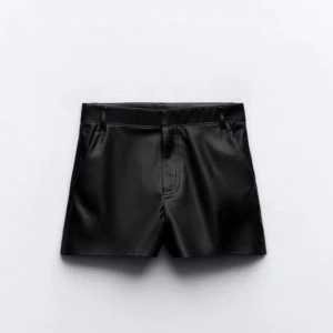 Superfina skinn shorts från Zara - Supersnygga skinn shorts från Zara, med prislapp kvar!!