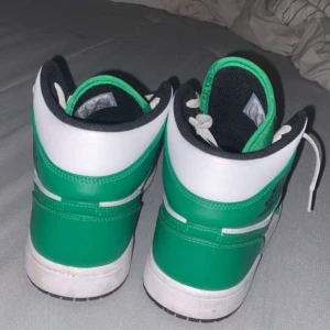 Jordan 1s  - Hej, jag säljer min killes skor dem är i bra skick och aldrig använda köpta för inte så länge sen .