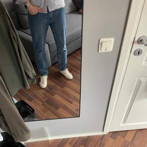 Säljer dessa jeans från wrangler. straight fit, skick 8/10. Skriv om funderingar!