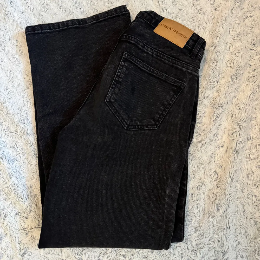 Jeans från Carin Wester i en svart/grå tvätt i wide leg modellen ”Brooke”. Fint skick 🤍Strl 34/XS. Jeans & Byxor.