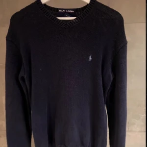 Ralph Lauren tröja - Så fint skick. Storlek S/M med en liten fin oversized fit men inte hängig. 