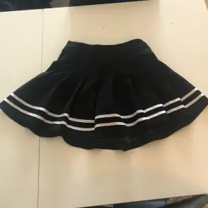 Super söt svart kjol, den är highwaisted och har en flowy effekt längst ner så din midja ser liten ut, använd men i väldigt bra skick och ser ej använd ut 💗